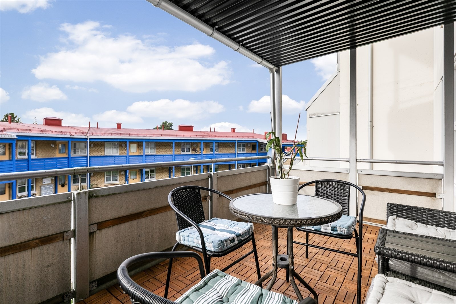Balkongen på 10 m² er sydvestvendt, noe som gir gode solforhold på ettermiddagen. Balkongen er delvis overbygget og har god plass til en sittegruppe. Galleribilde