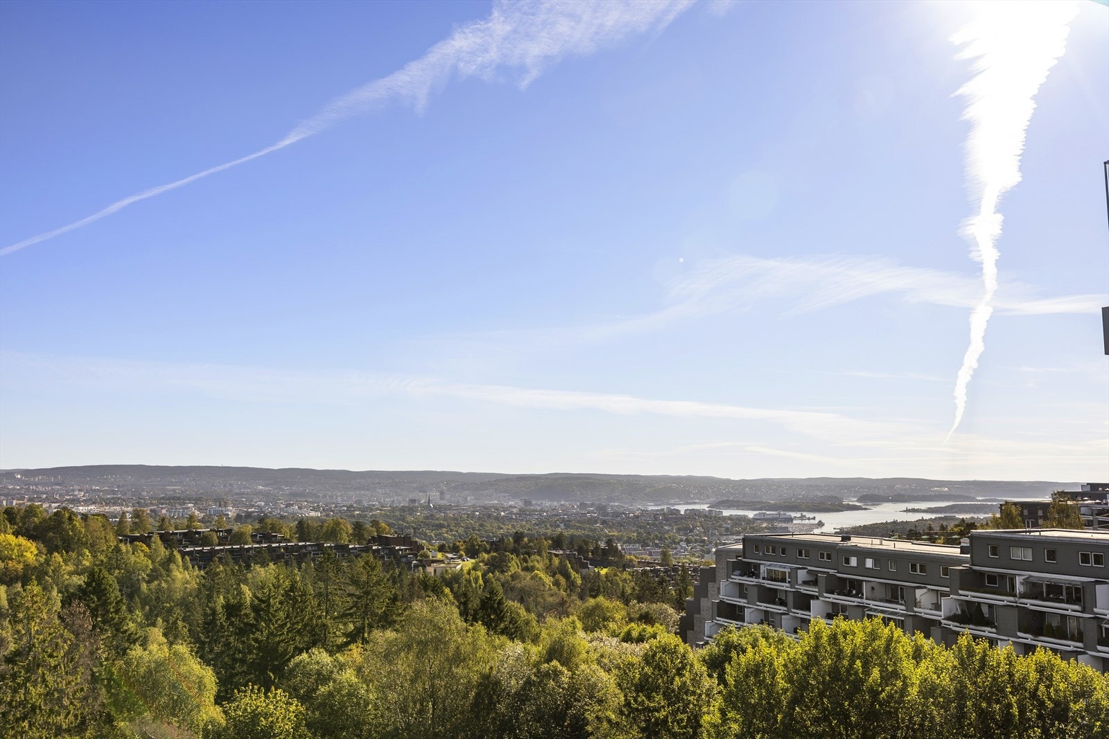 Fra takterrassen kan man også nyte flott utsikt mot fjorden Galleribilde