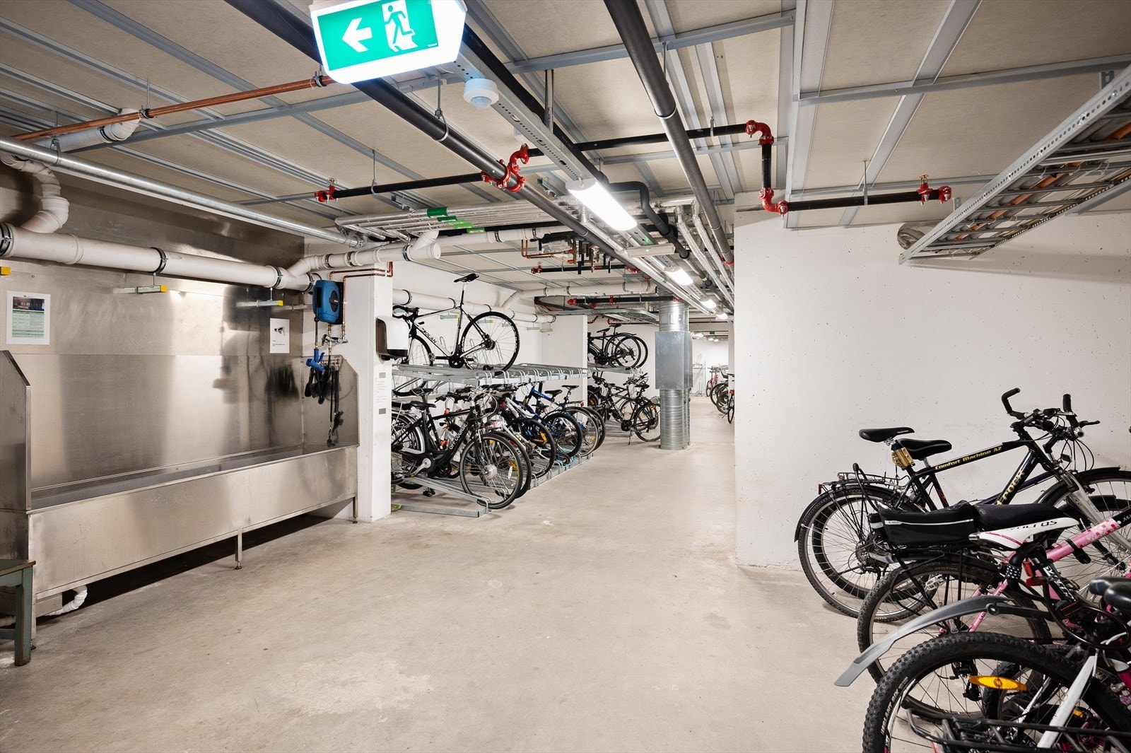 Sameiet har stor sykkelparkering, med sykkelvask og smørbord for ski Galleribilde