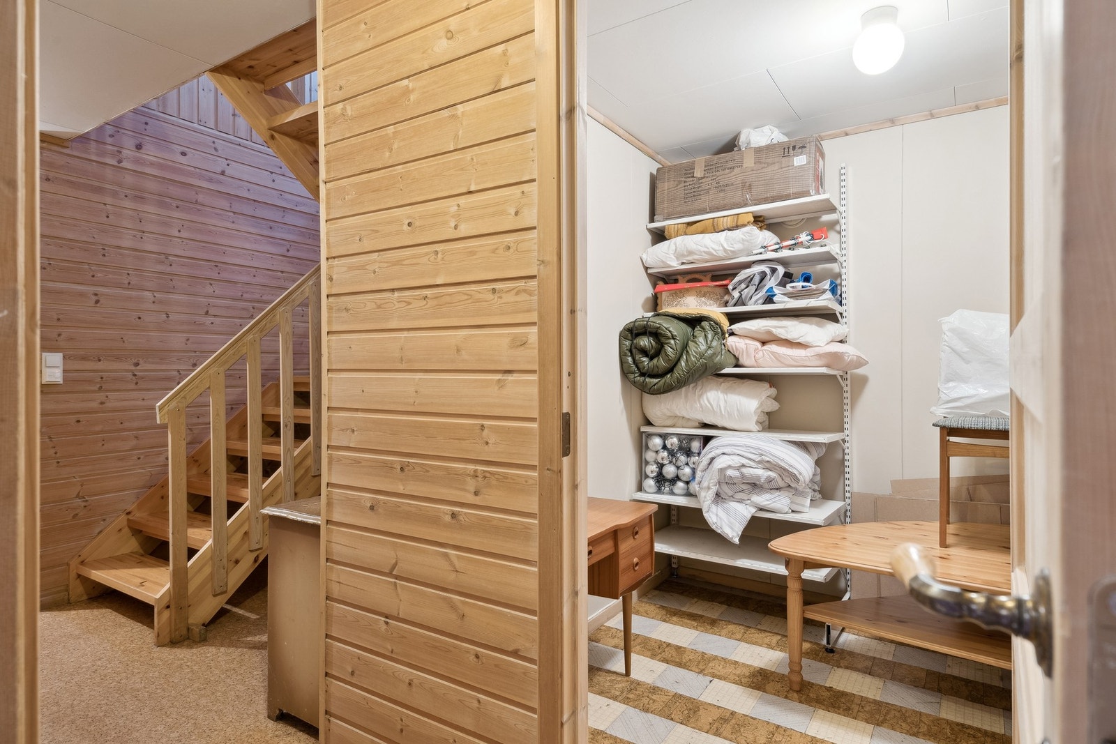 I kjelleretasjen finner vi stue, bad, vaskerom og flere boder. Galleribilde