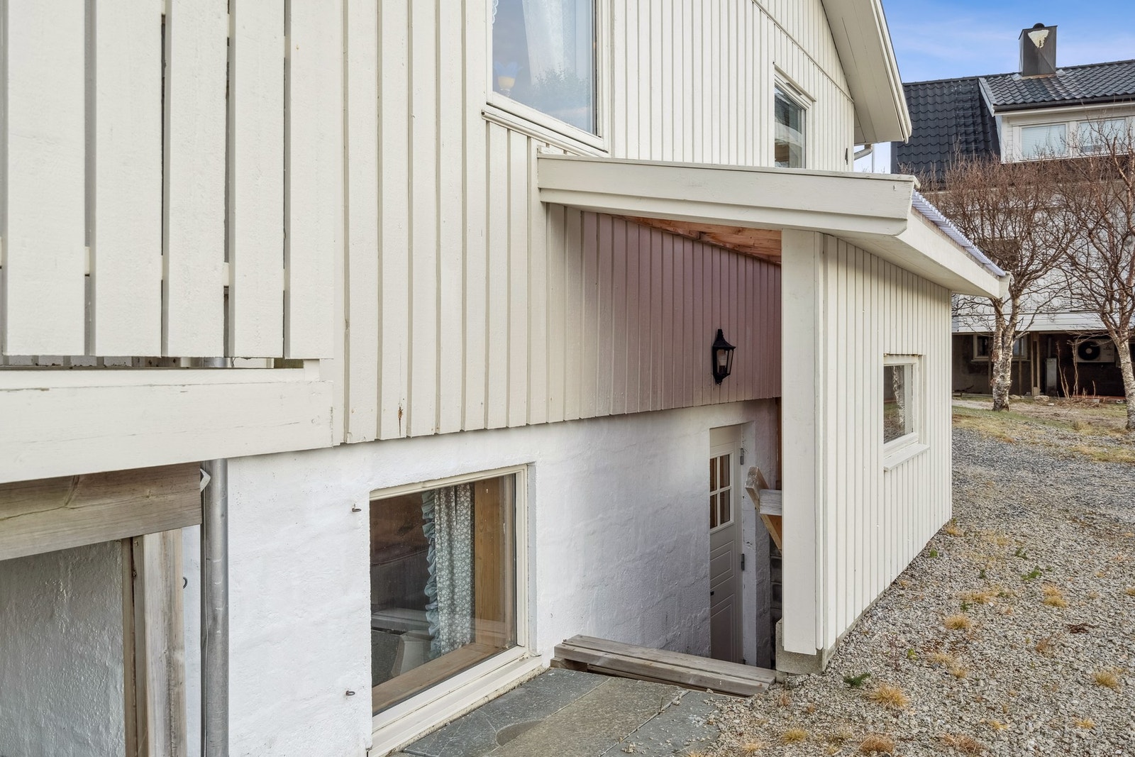 Overbygget inngangsparti til kjeller. Galleribilde