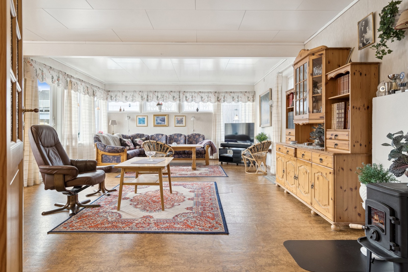 Stuen kan enkelt møbleres i flere sosiale soner. Galleribilde