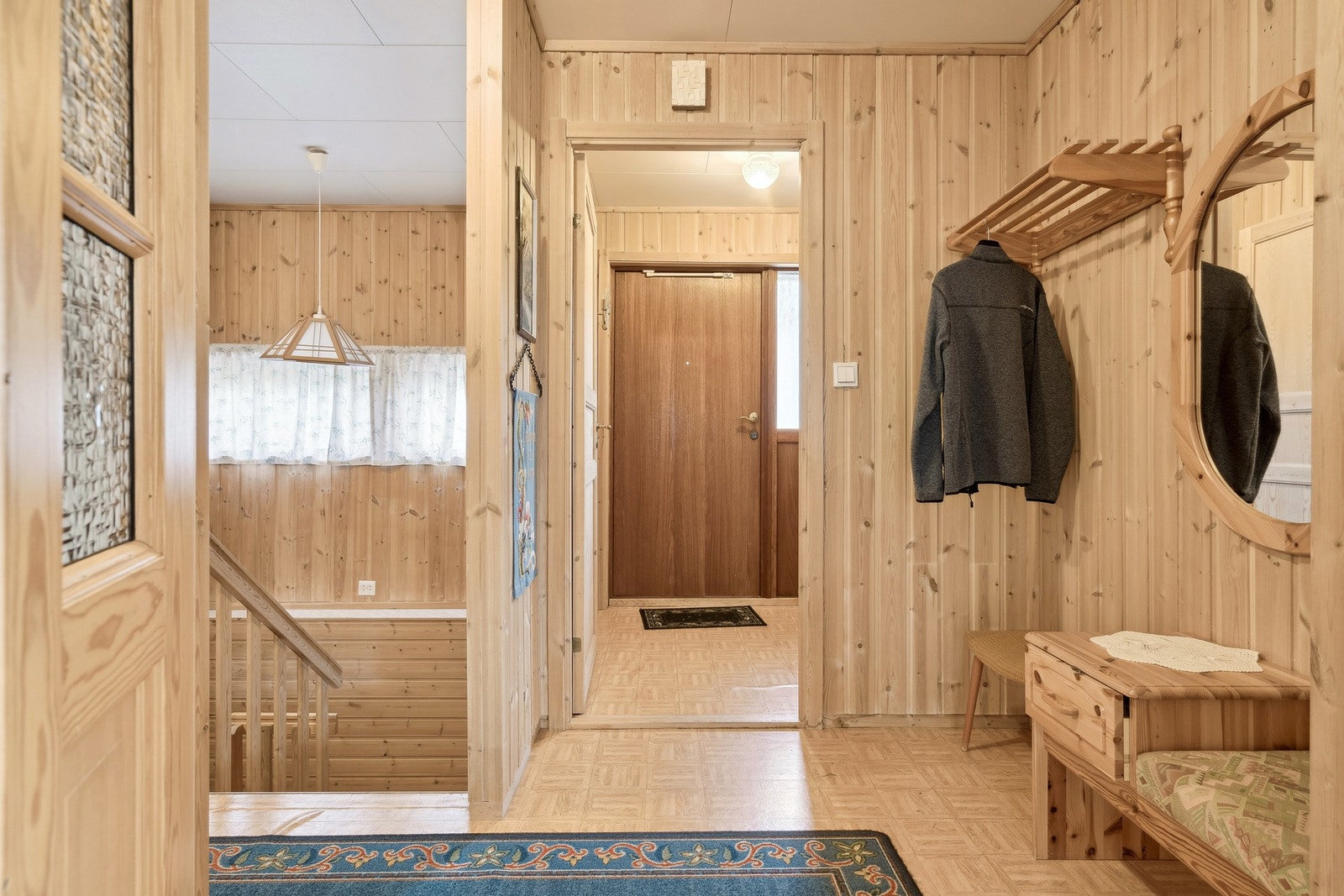 Fin og lys gang. Her har du plass til å henge ifra deg. Galleribilde