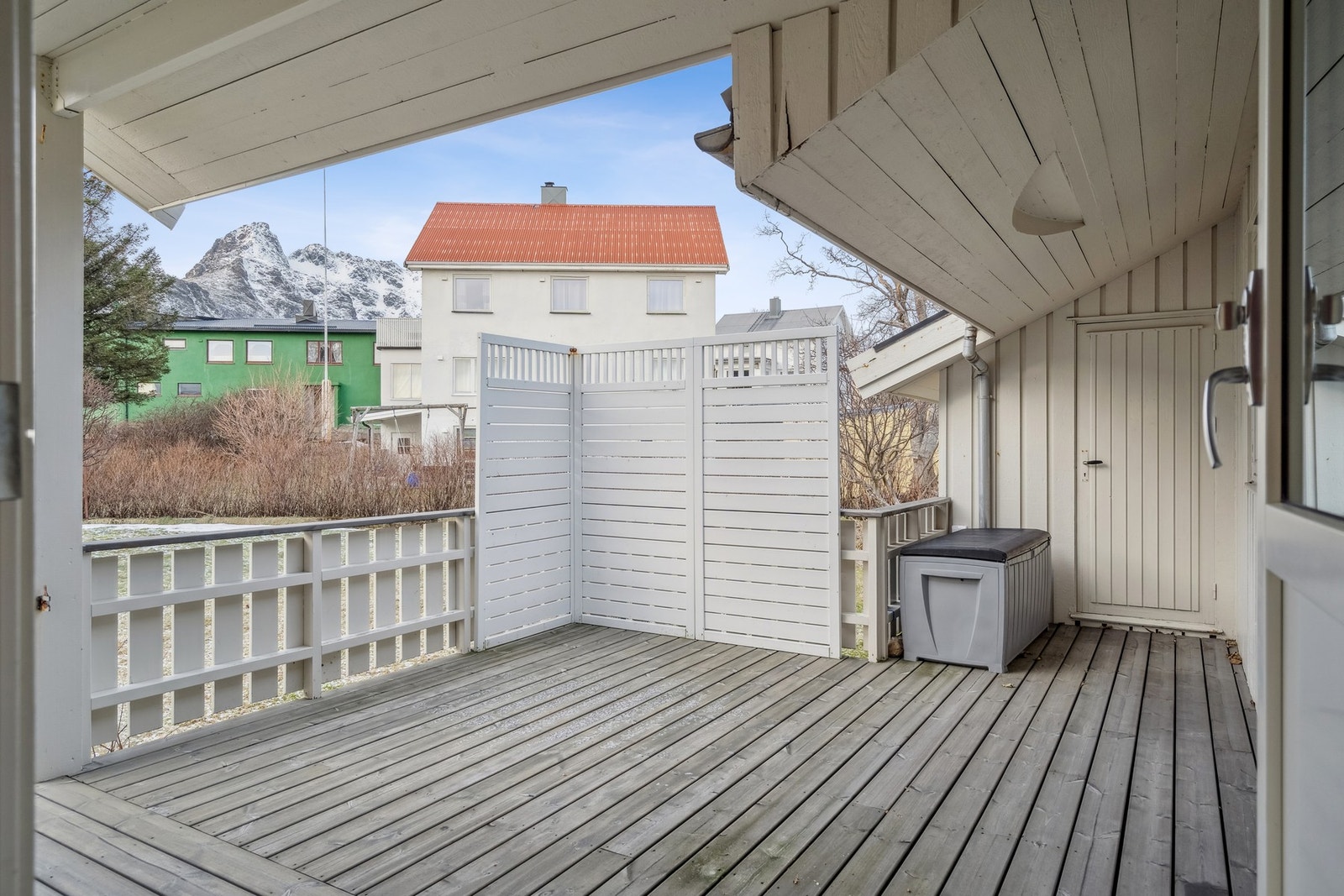 Lun delvis takoverbygget veranda. Her er det også dør til uteboden. Galleribilde