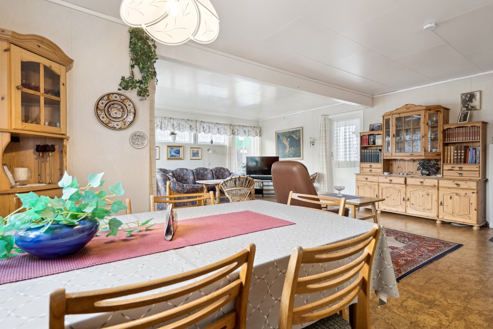 God plass for spisegruppe. Galleribilde