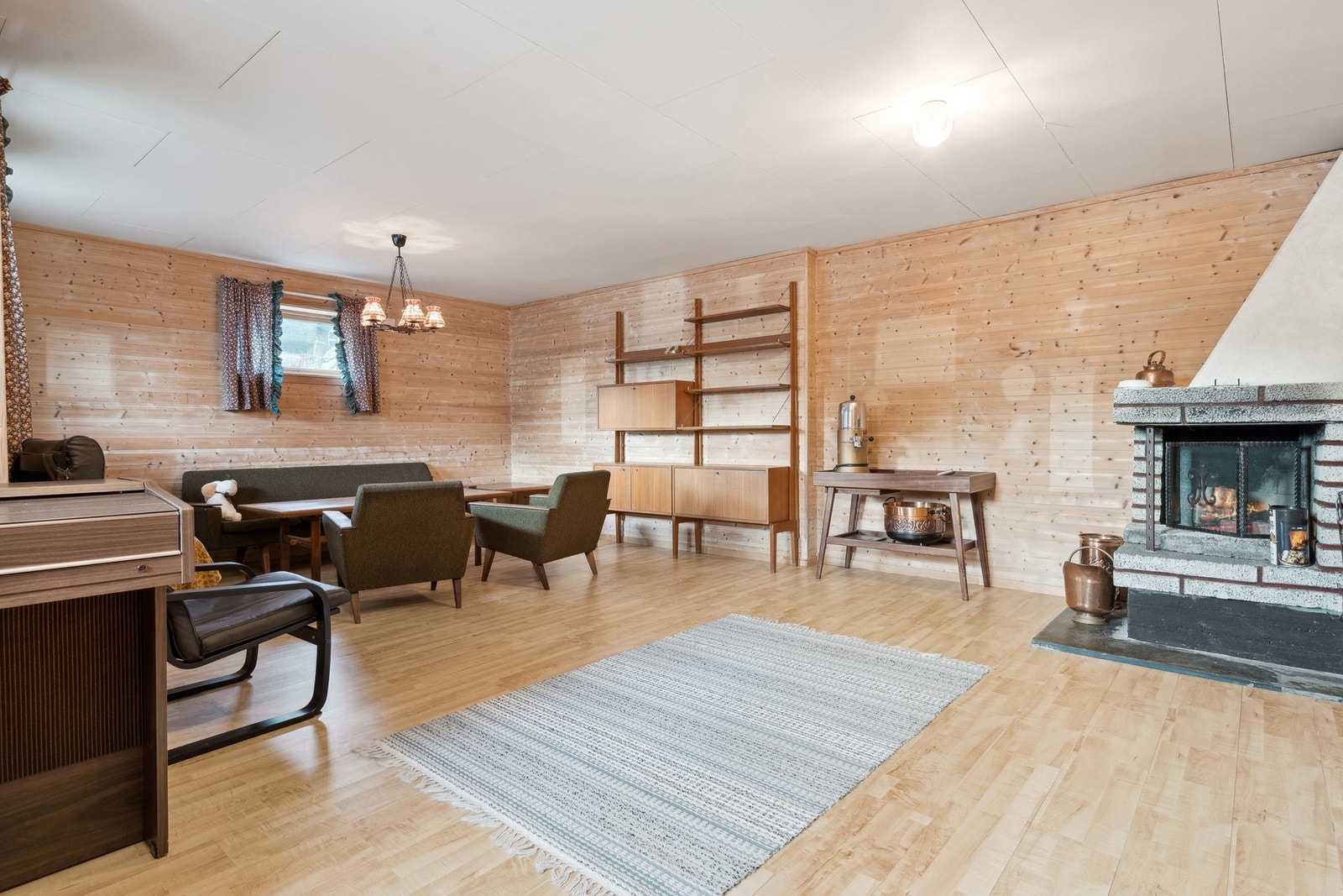 Romslig kjellerstue. Galleribilde