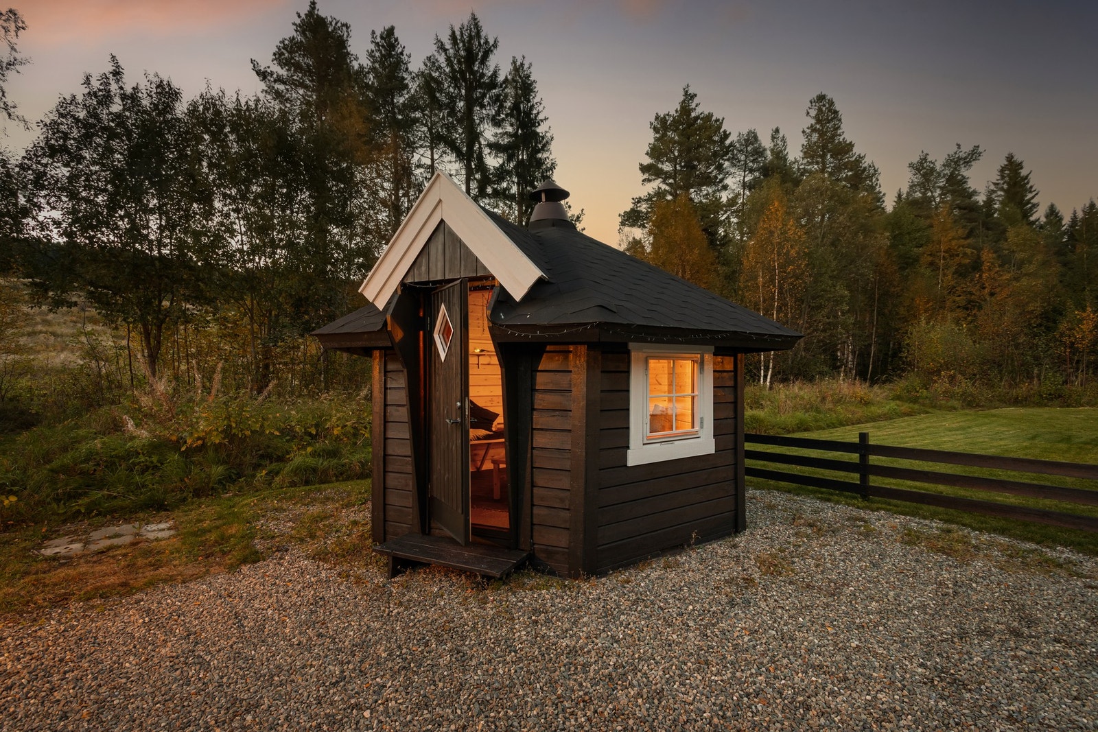 Et trivelig uthus hvor du kan invitere venner og familie til trivelige sammenkomster etter en tur i skogen Galleribilde