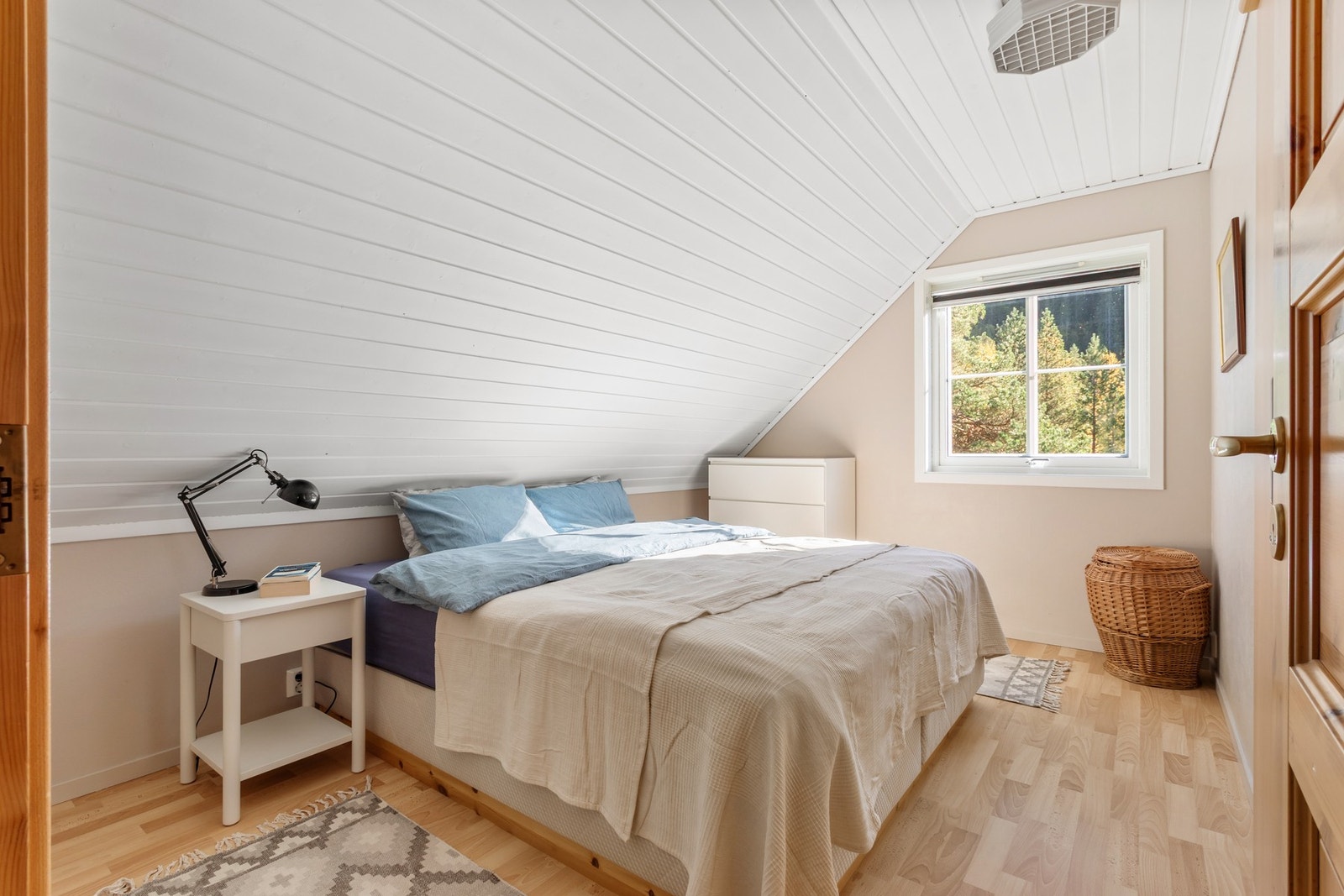 Praktisk hoved soverom med god takhøyde Galleribilde