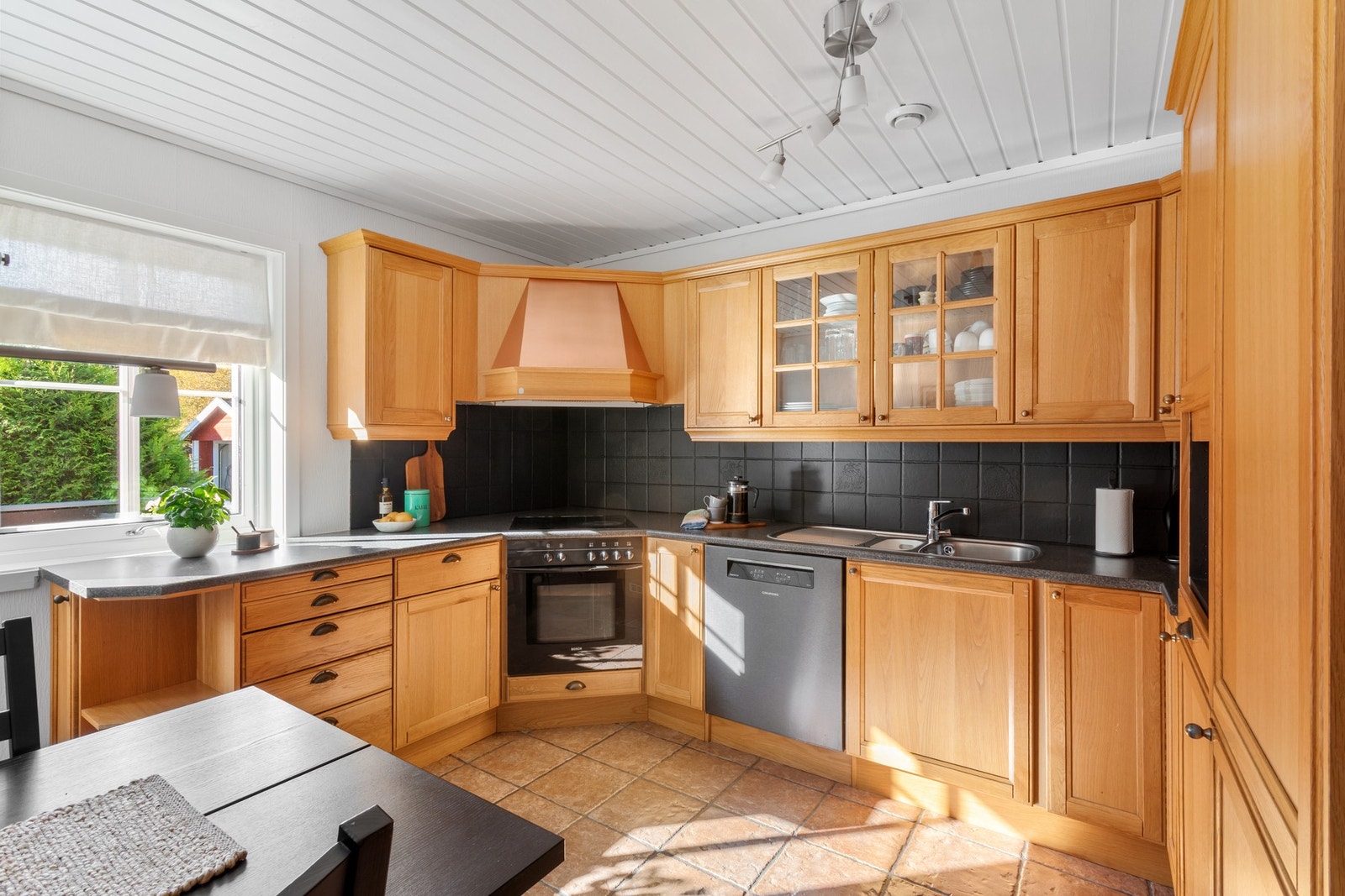 Rikelig med skap og benkeplass Galleribilde