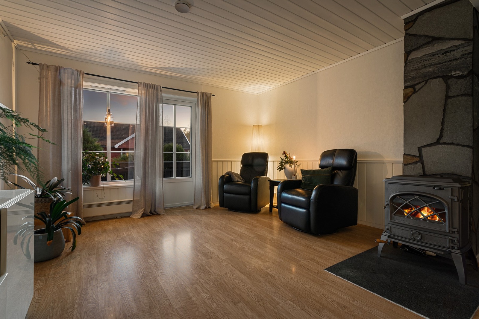 Ved kveldingen blir det svært koselig, og stue området blir en perfekt plass for avslapping Galleribilde