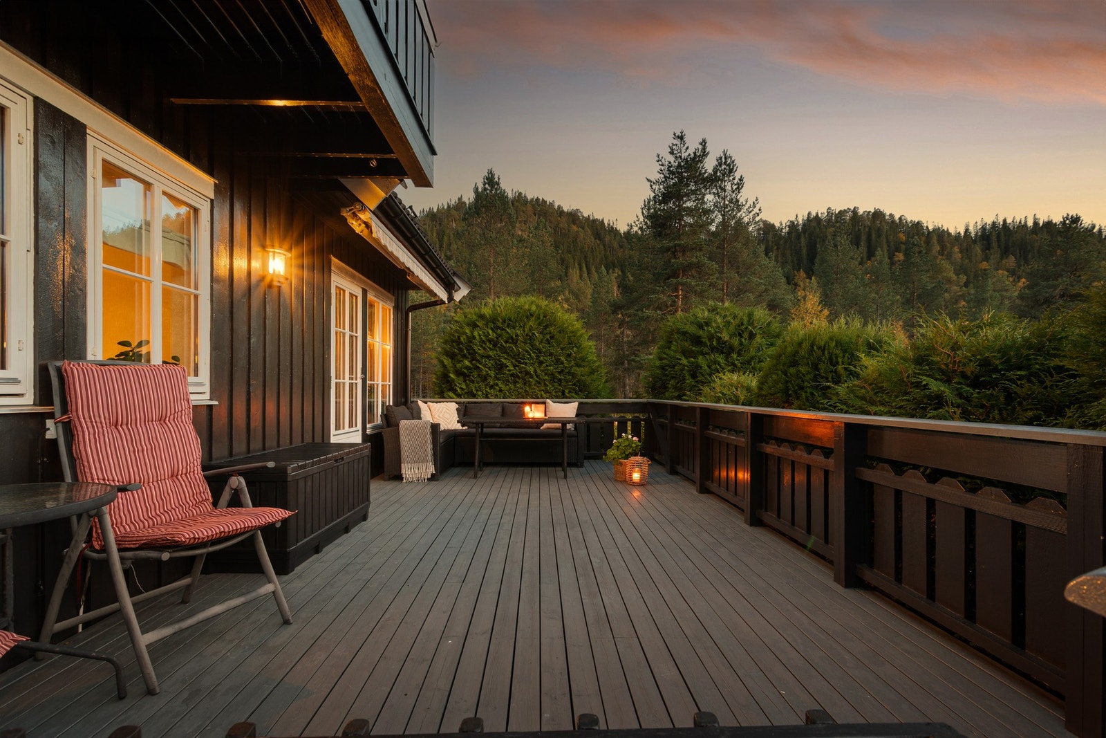 Her kan du sette deg og nyte dem fine kveldssolen Galleribilde