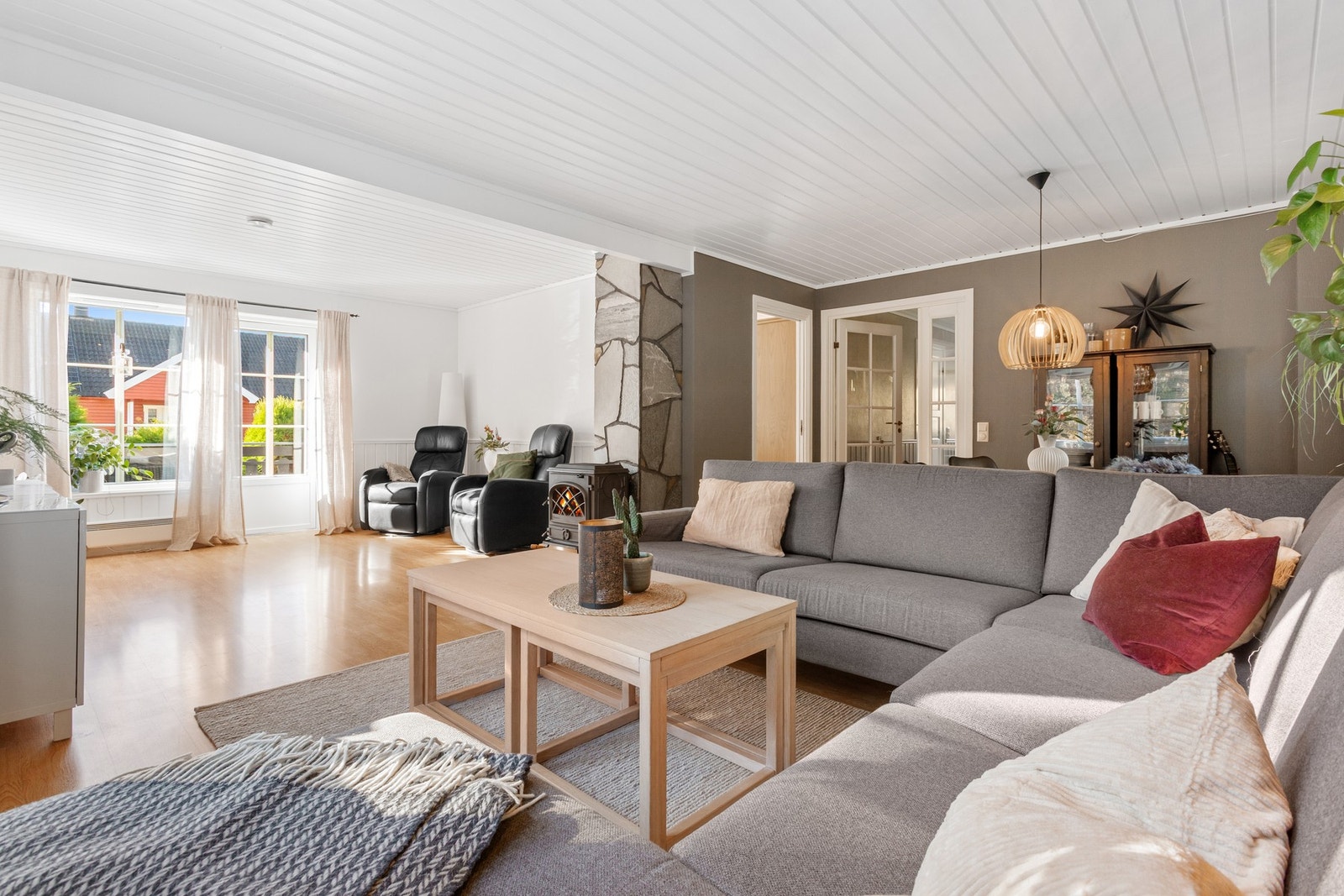 Boligen varmes opp via elektrisitet, varmepumpe og vedfyring Galleribilde