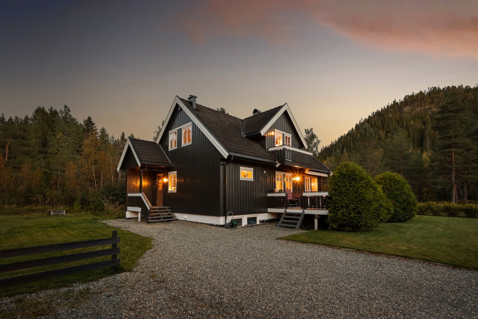 Kveldssolen setter et nydelig preg på de mørke belagte fargetonene på fasaden Galleribilde