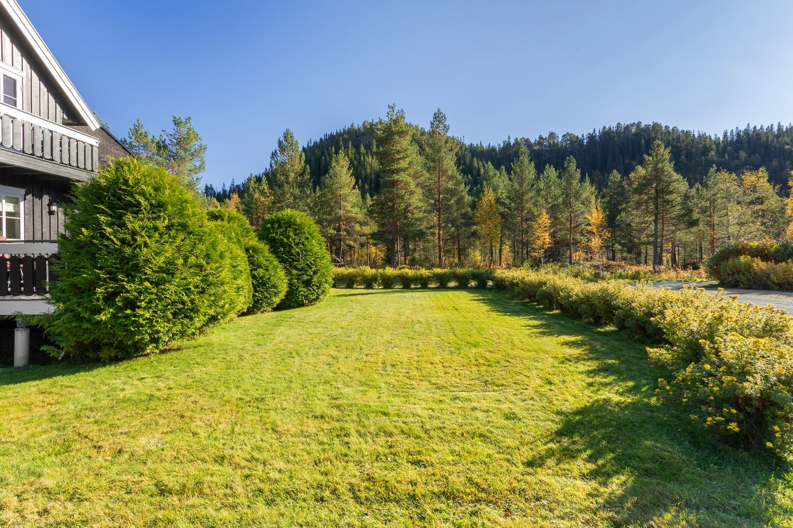 Velholdt enebolig med flotte uteområder og en solrik tomt. En pent og opparbeidet hageflekk med et tomteareal på ca. 1044m² Galleribilde