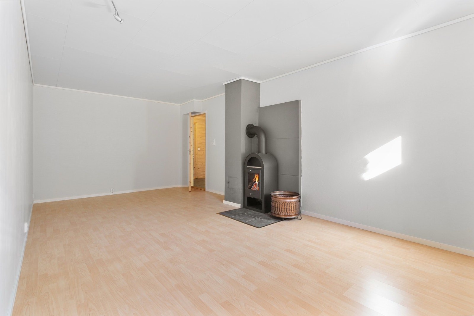 Kjellerstuen varmes opp via vedfyring (oppfyller ikke dagens krav til lys og rømning) Galleribilde