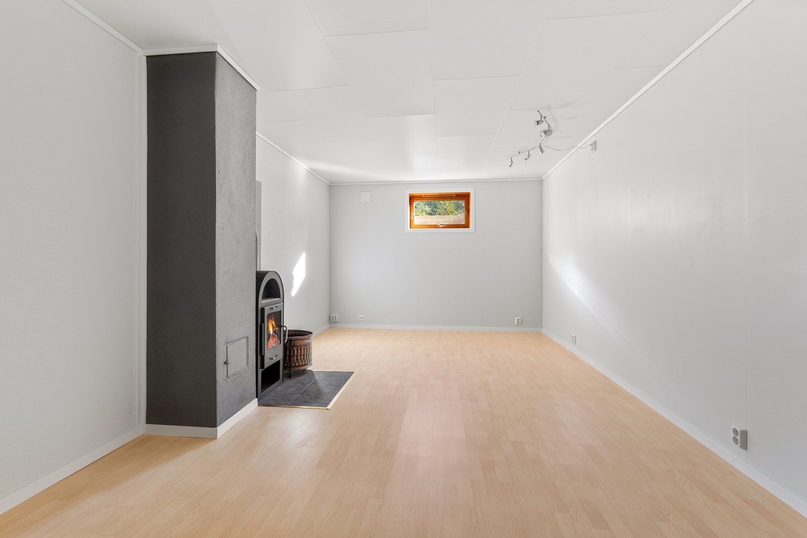 En flott og romslig kjellerstue bestående av hobbyrom, to boder og vaskerom (oppfyller ikke dagens krav til lys og rømning) Galleribilde