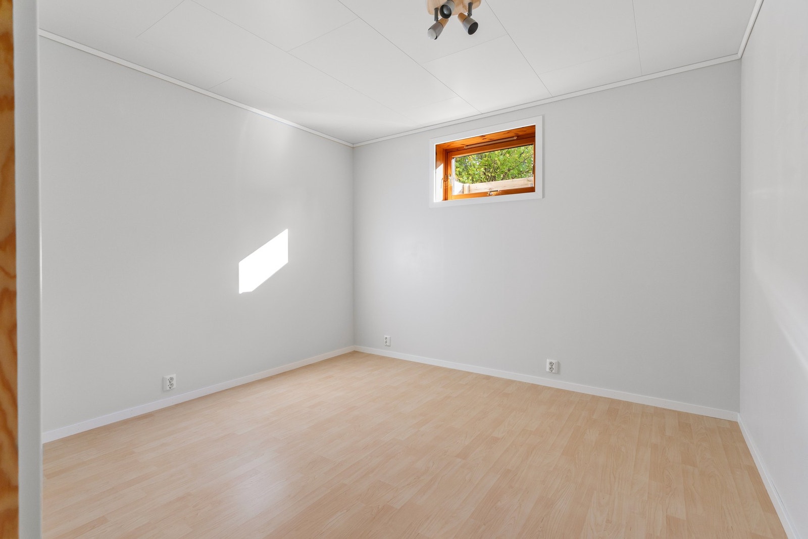 Kjellerstuen varmes opp via vedfyring (oppfyller ikke dagens krav til lys og rømning) Galleribilde