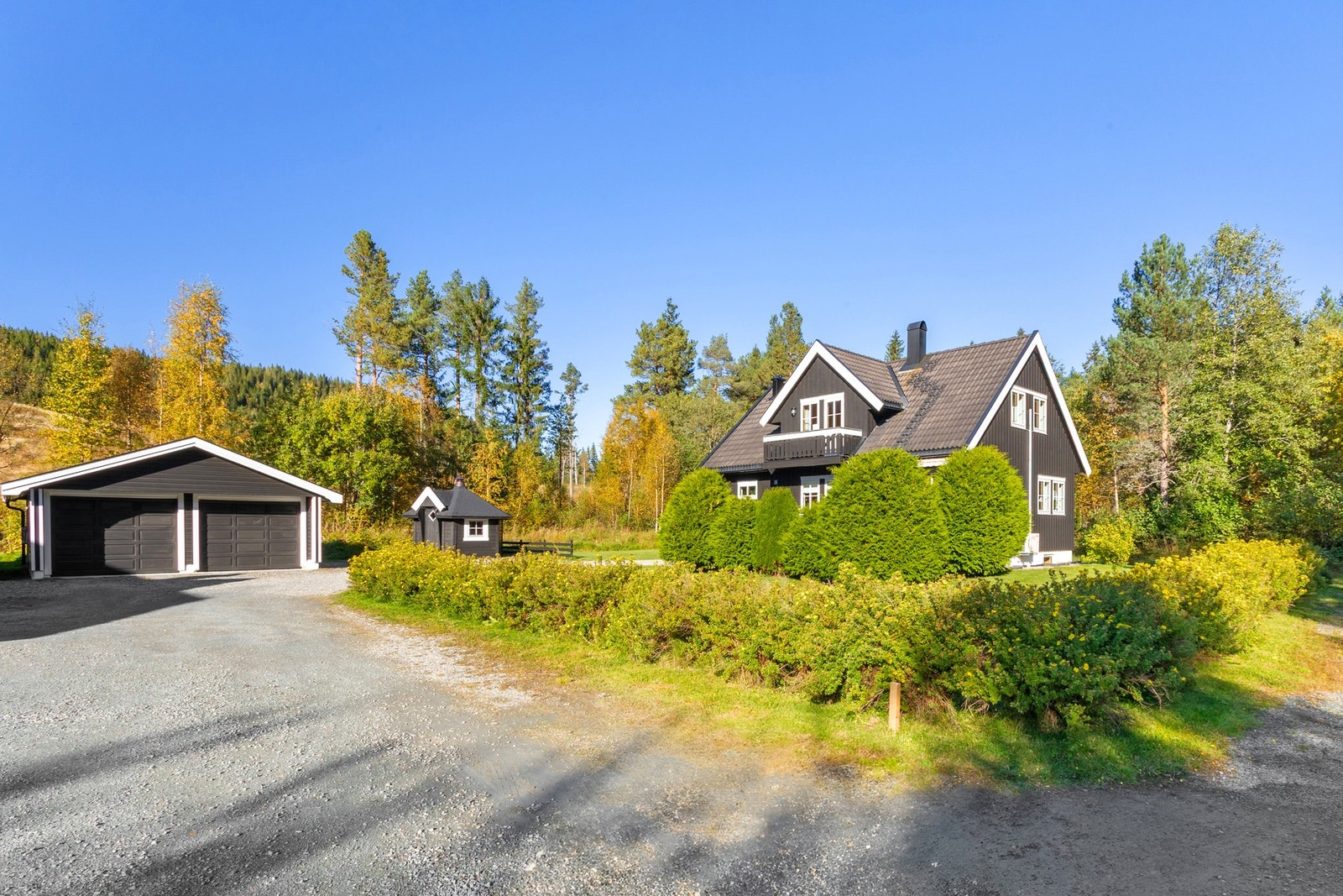 Praktisk dobbeltgarasje med god plass til både parkering, lagring og hobbyprosjekter Galleribilde