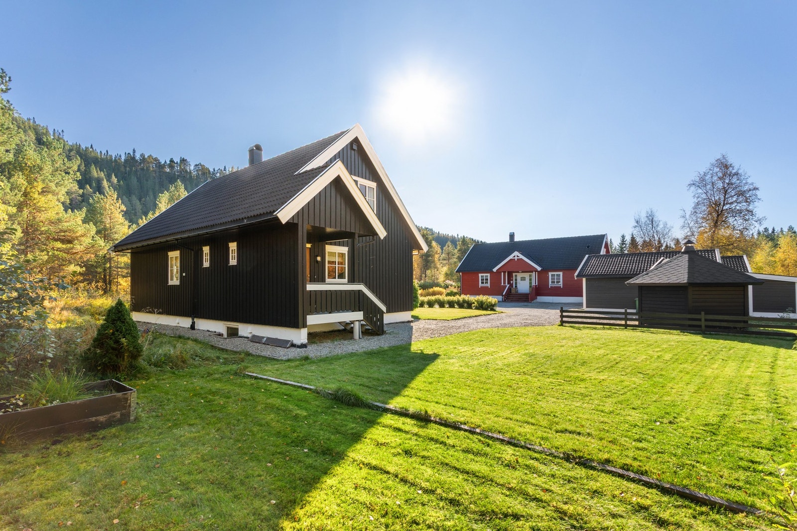 Her kan du nyte varme sommerdager på plenen med både voksne og små Galleribilde