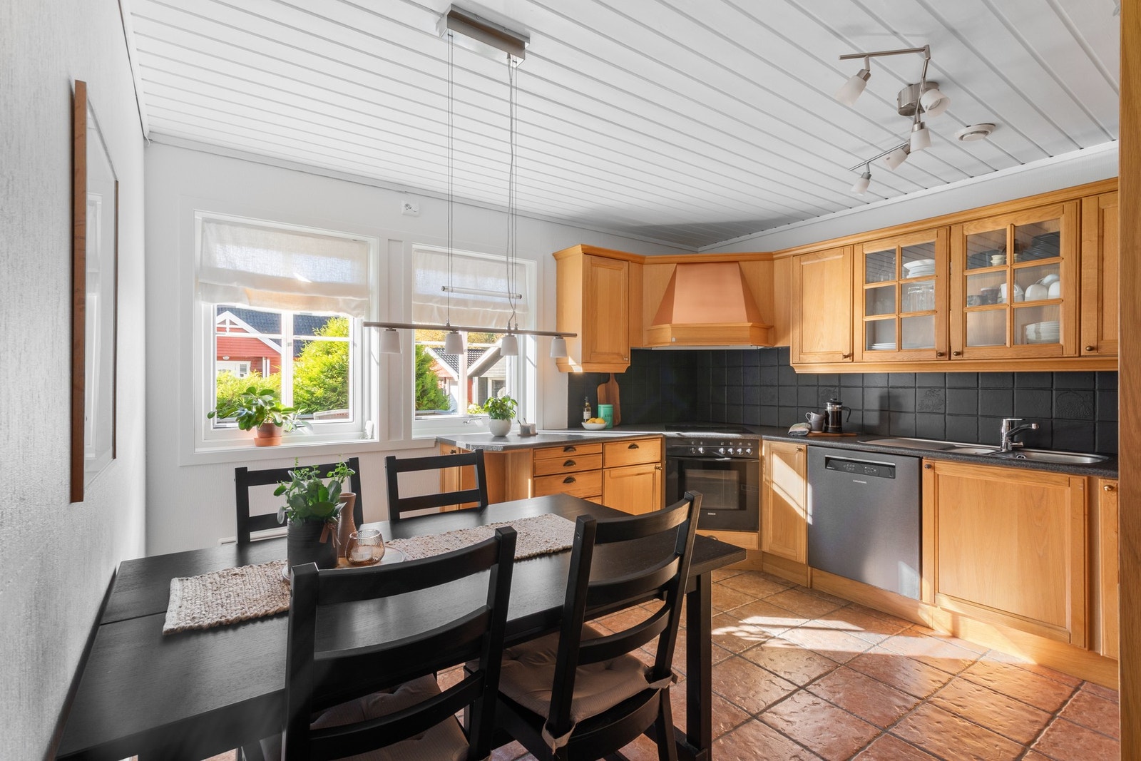 Kjøkken med integrert platetopp, stekeovn og kjøleskap Galleribilde