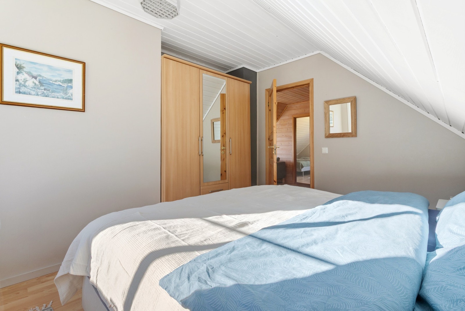 Plass til innredning av nattbord og garderobeløsning Galleribilde