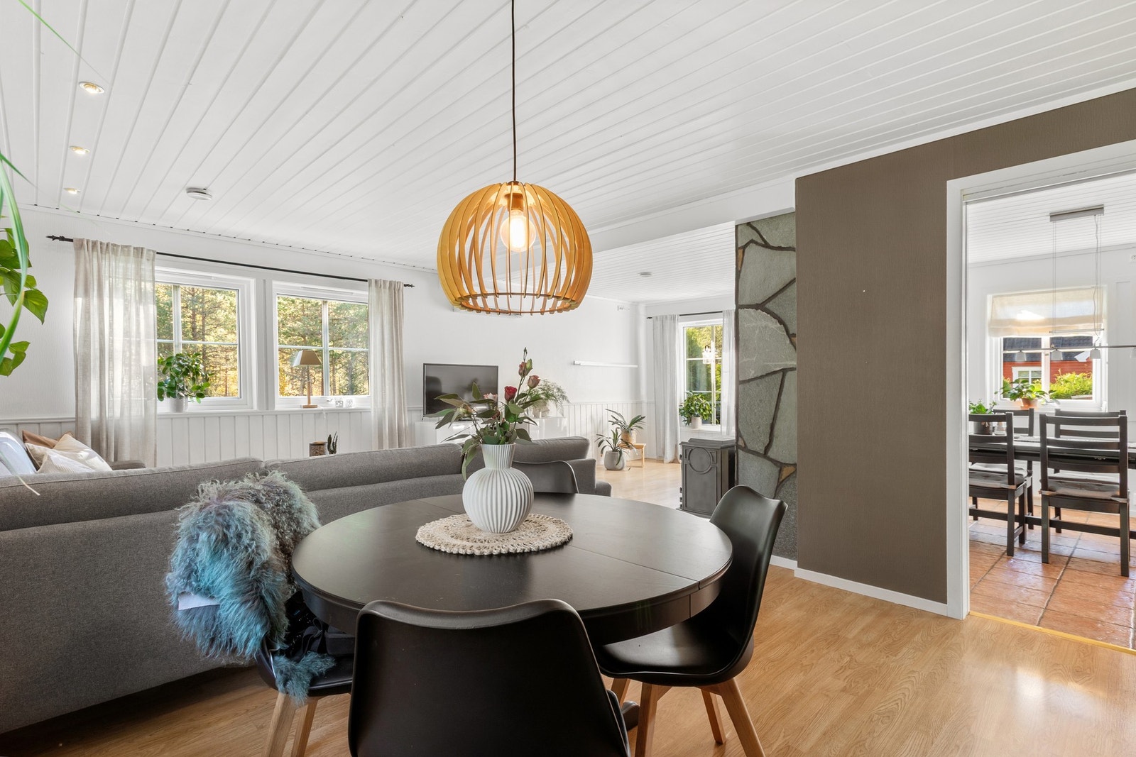 Eneboligen har en praktisk adskilt kjøkken - stue løsning som skaper tydelige soner mellom kjøkken og oppholdsrom Galleribilde