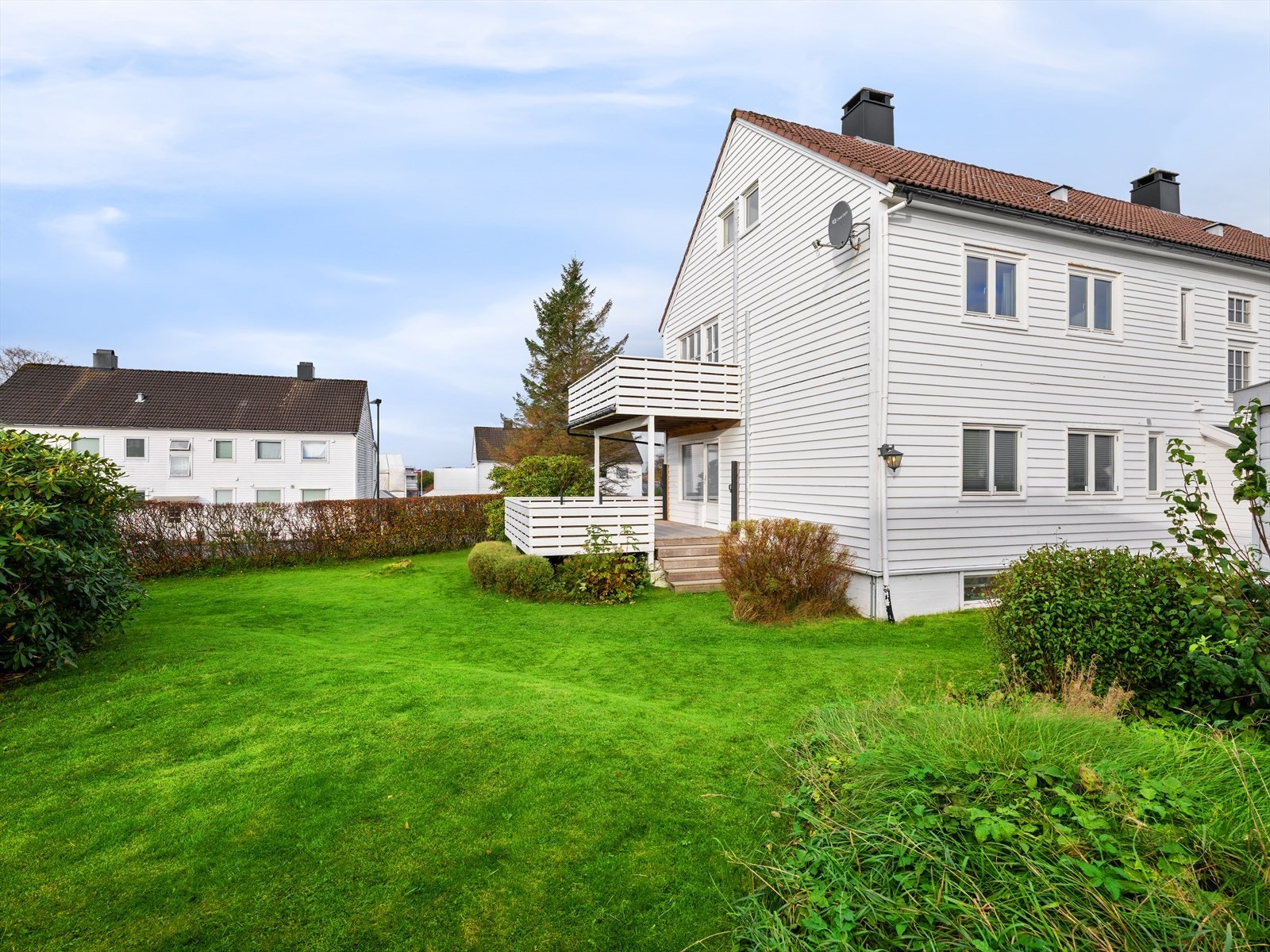 Sameiet består av 4 leiligheter og har en stor, felles eiet tomt som er pent opparbeidet. Galleribilde