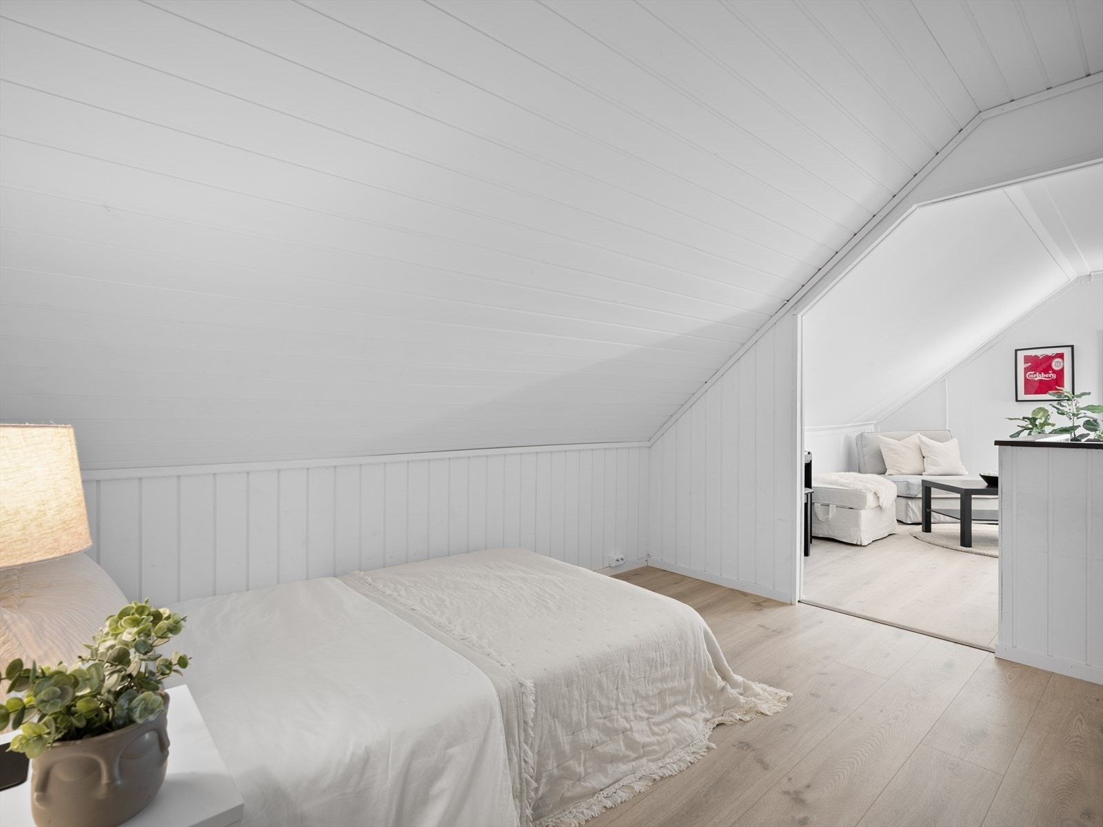 Loft innredet som soverom. Loftet er omsøkt fra tilleggsdel til hoveddel i august 2025, og er godkjent for varig opphold. Nytt vindu installert i 2025. Galleribilde
