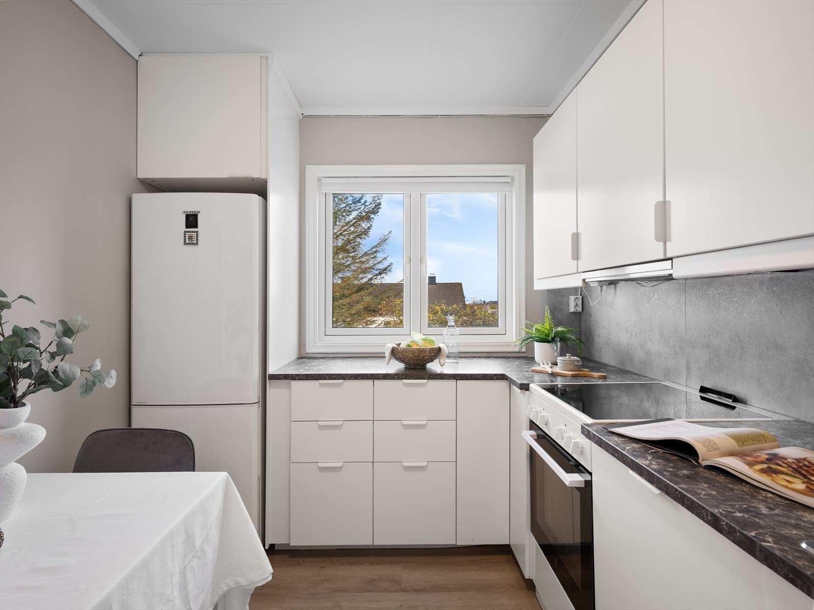 Plass til et frokostbord på kjøkkenet. Galleribilde
