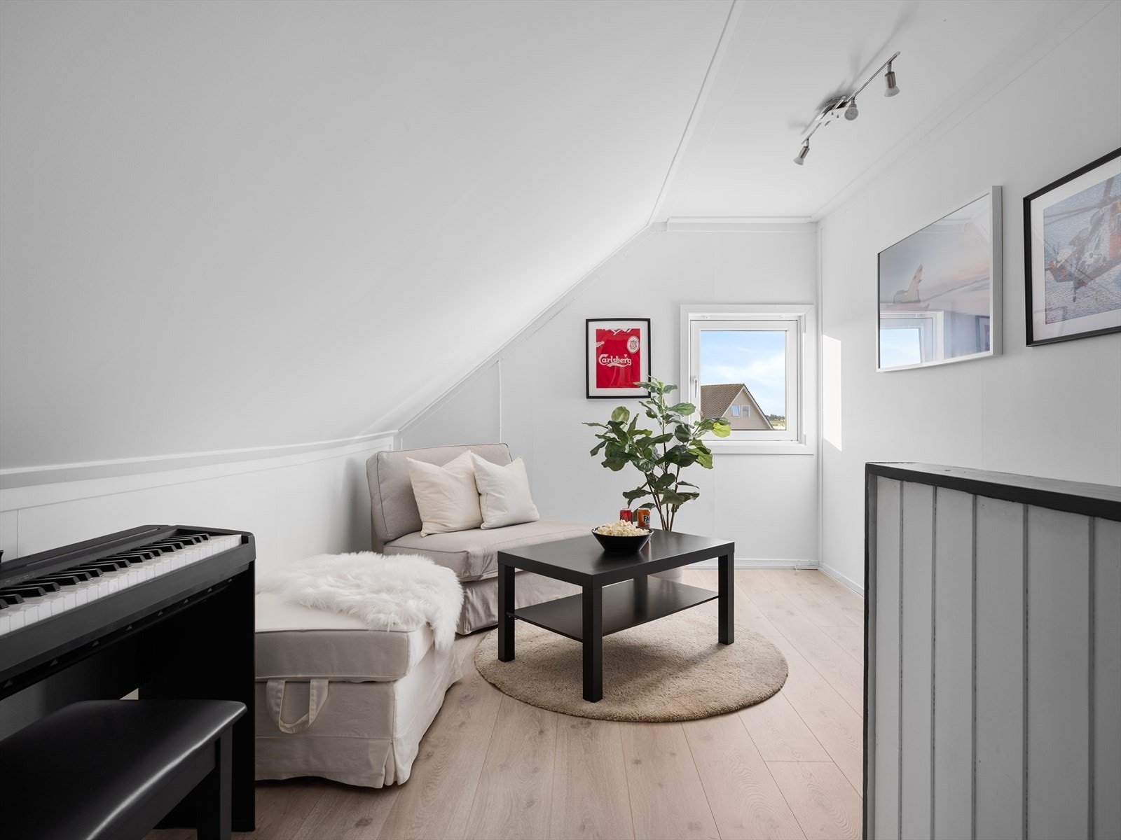 Loft innredet som soverom. Loftet er omsøkt fra tilleggsdel til hoveddel i august 2025, og er godkjent for varig opphold. Nytt vindu installert i 2025. Galleribilde
