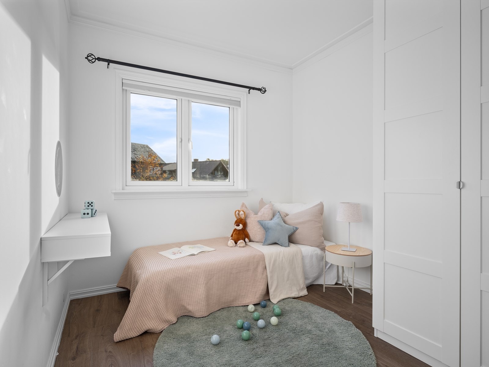 Soverom 2 av 3. Også her har man en romslig garderobe. Galleribilde