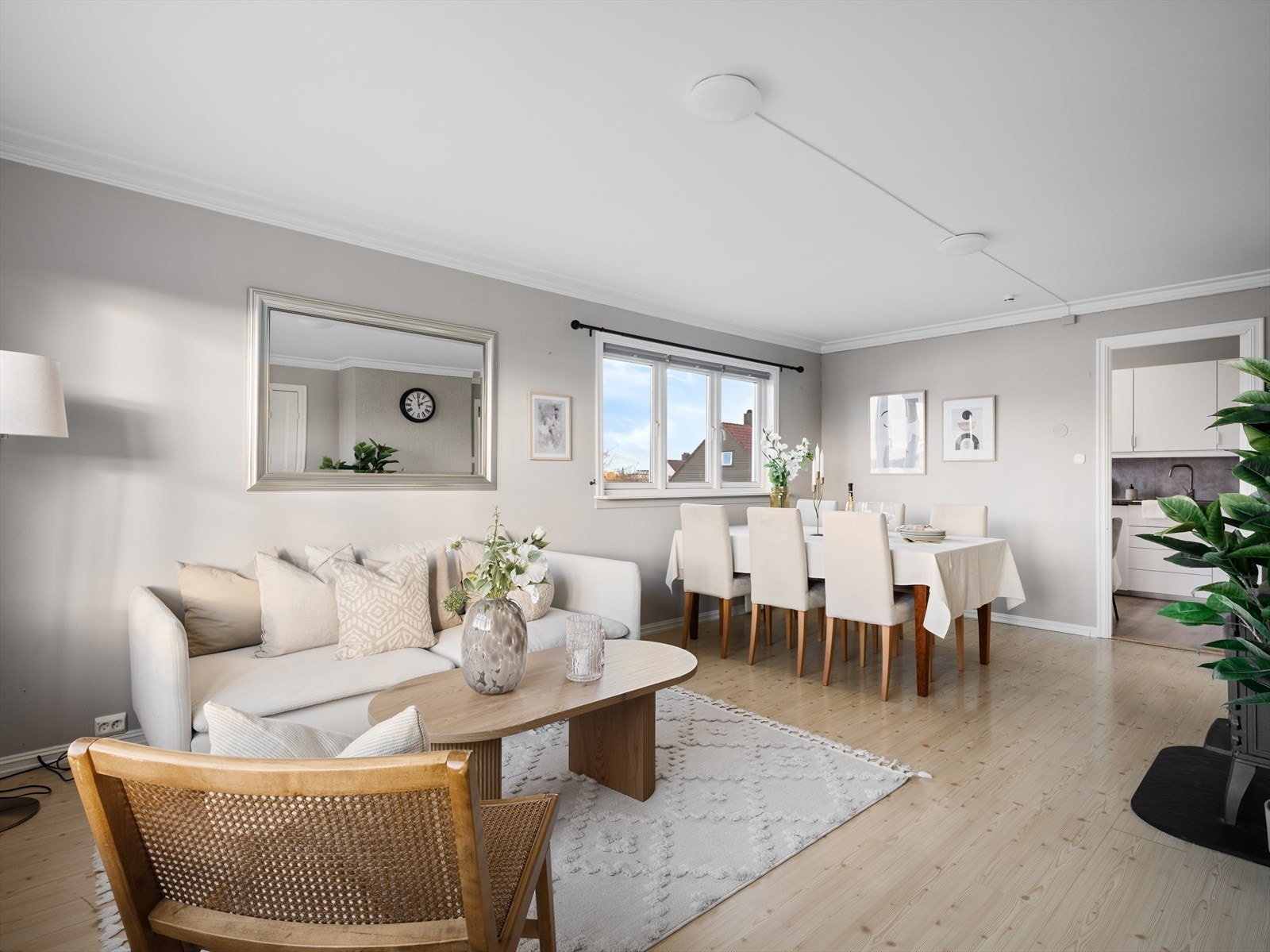 God plass til spisebord og sittegruppe i stuen. Galleribilde
