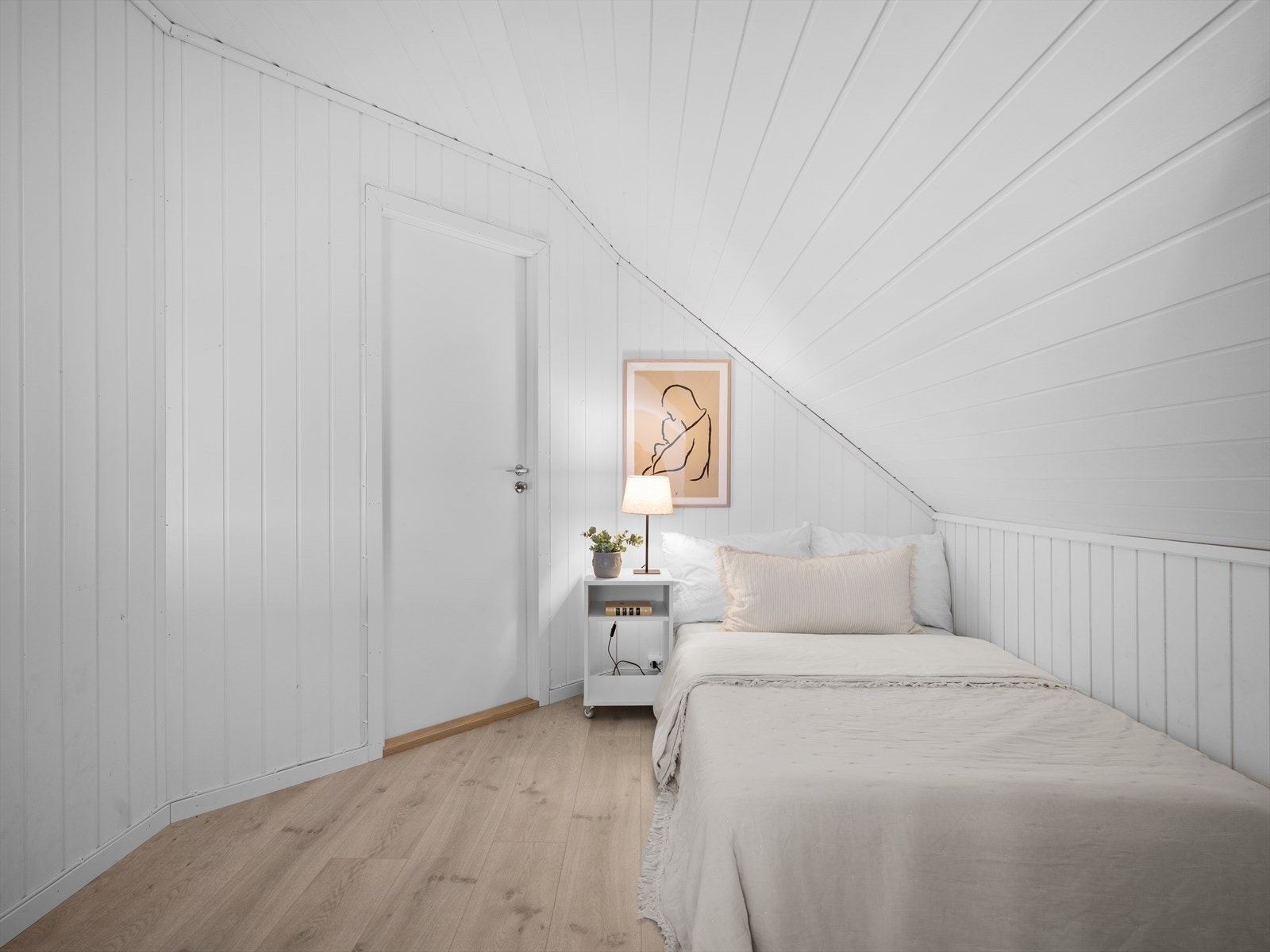 Dør fra soverom går ut til felles trapperom. Galleribilde