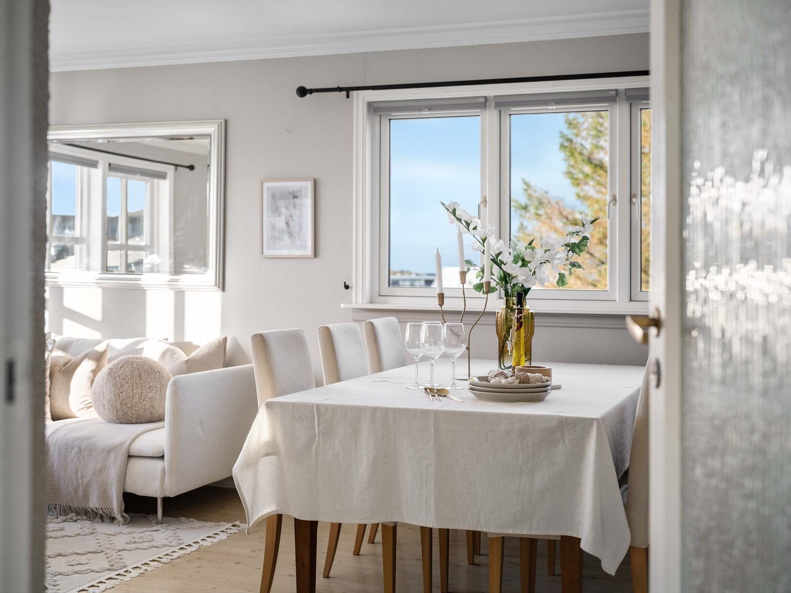Fra gangen inn mot stuen. Galleribilde
