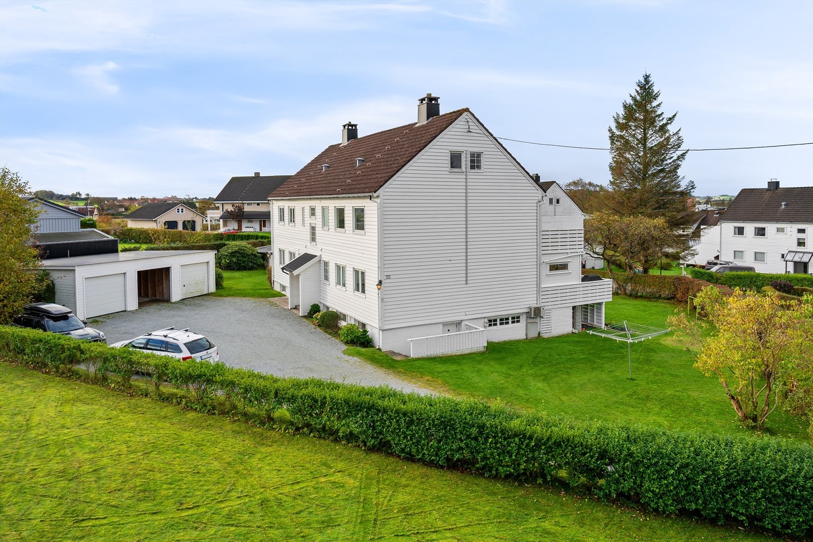 Sameiet har en stor tomt som er felles eiet imellom de 4 enhetene. Galleribilde