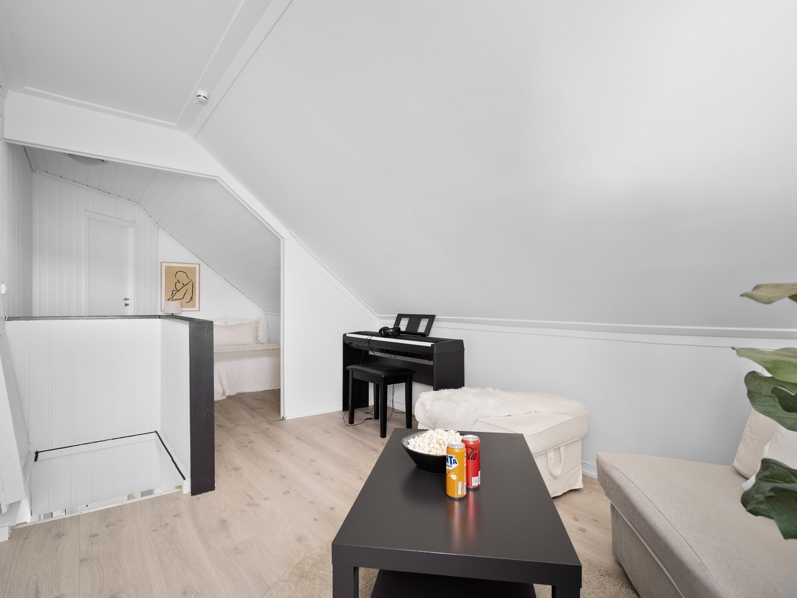 Loft innredet som soverom. Loftet er omsøkt fra tilleggsdel til hoveddel i august 2025, og er godkjent for varig opphold. Nytt vindu installert i 2025. Galleribilde