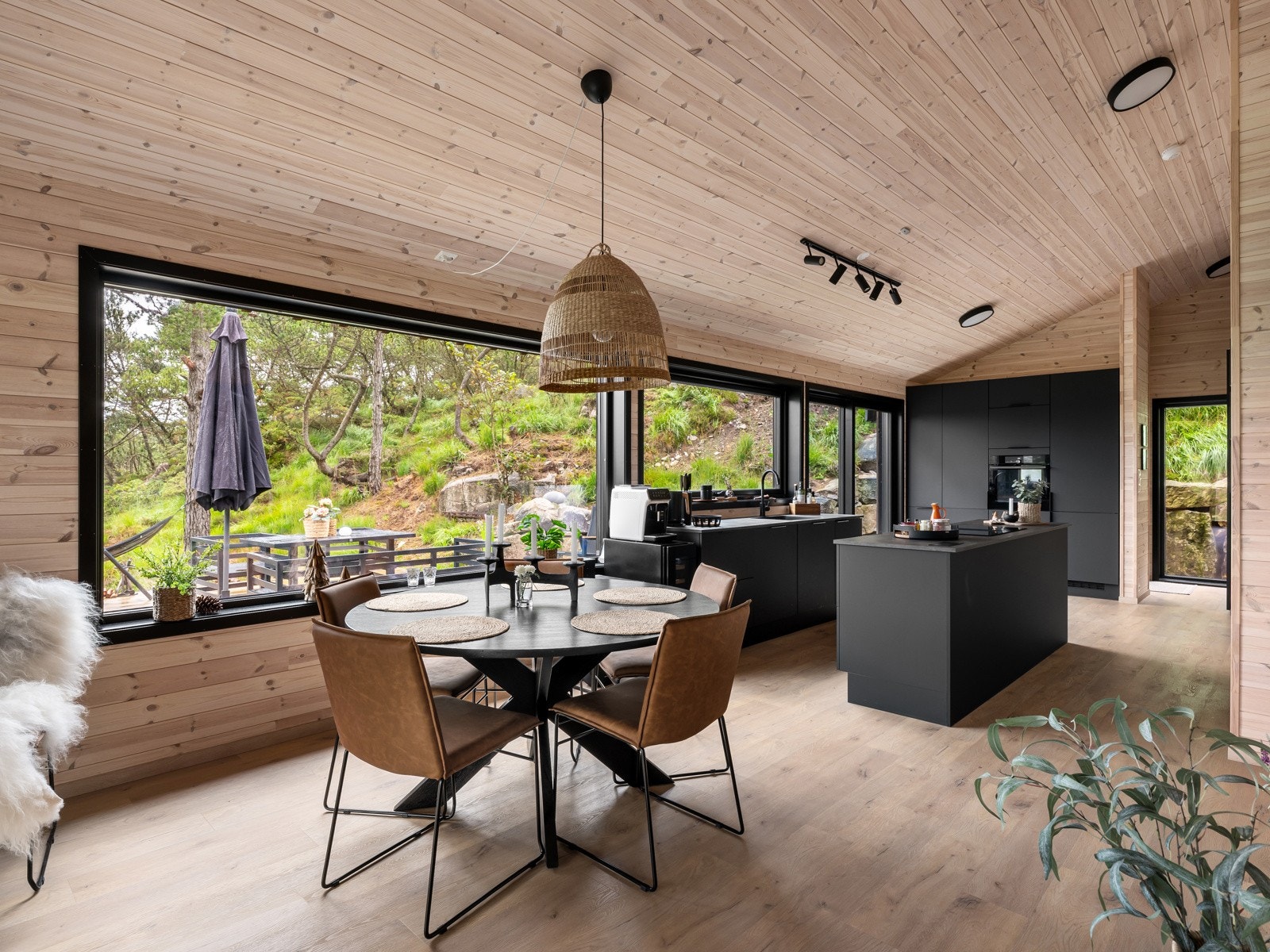 Med flott panel på vegger og tak, god takhøyde og store vindusflater, får du lyse og luftige rom som inviterer naturen inn. Galleribilde