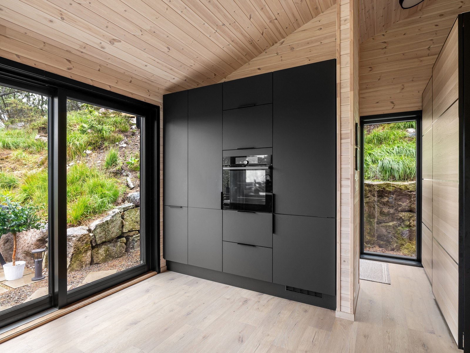 Det stilrene kjøkkenet leveres med plass til integrerte hvitevarer og god oppbevaringsplass. Galleribilde