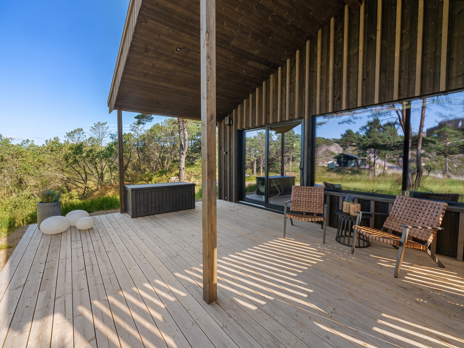 Her kan en nyte kaffekoppen til fuglekvitter og herlige omgivelser. Galleribilde