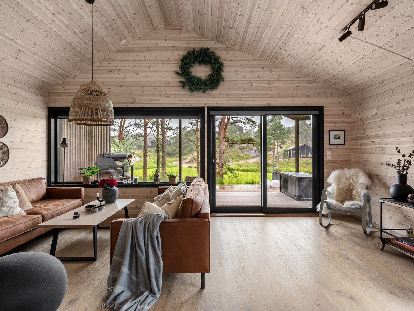 Her bor du tett på naturen, med et pent flott uteområde og god plass til både hagemøbler og uteaktiviteter. Galleribilde