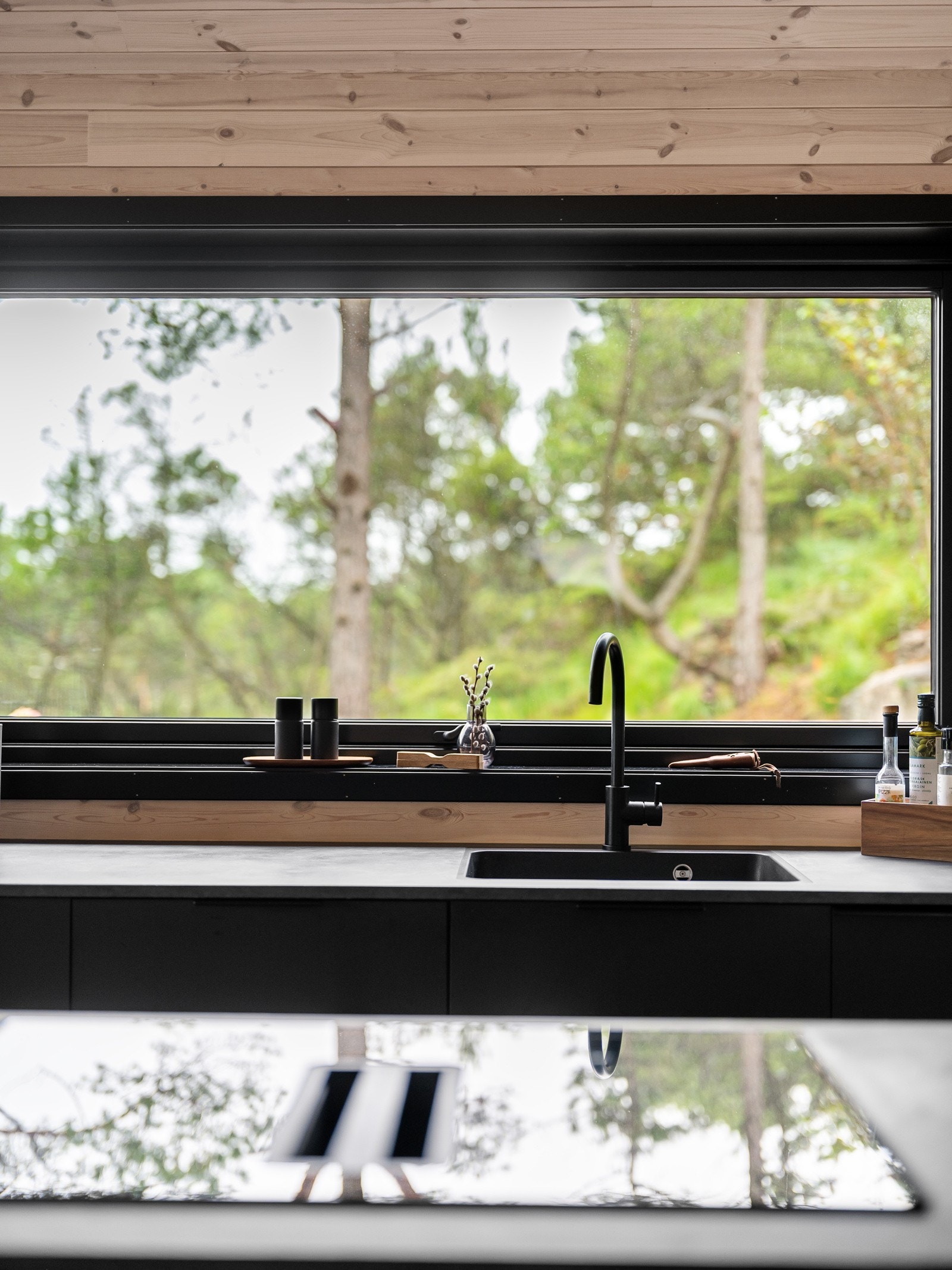 Et unikt prosjekt bestående av to moderne hytter med gjennomtenkte løsninger, romslige tomter og svært gode solforhold. Galleribilde