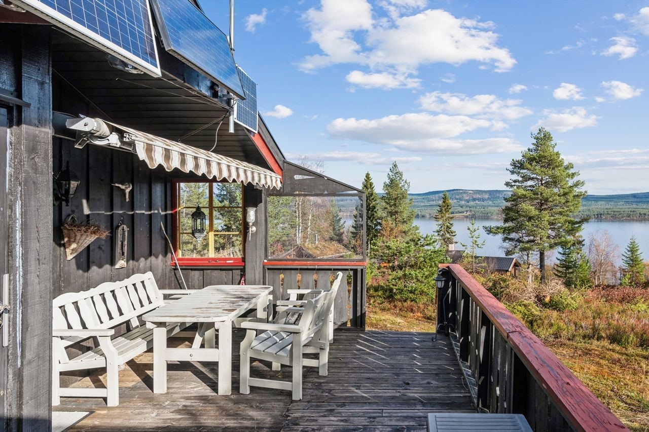 Terrassen har god plass til utemøbler, og byr på en flott sjøutsikt. Galleribilde