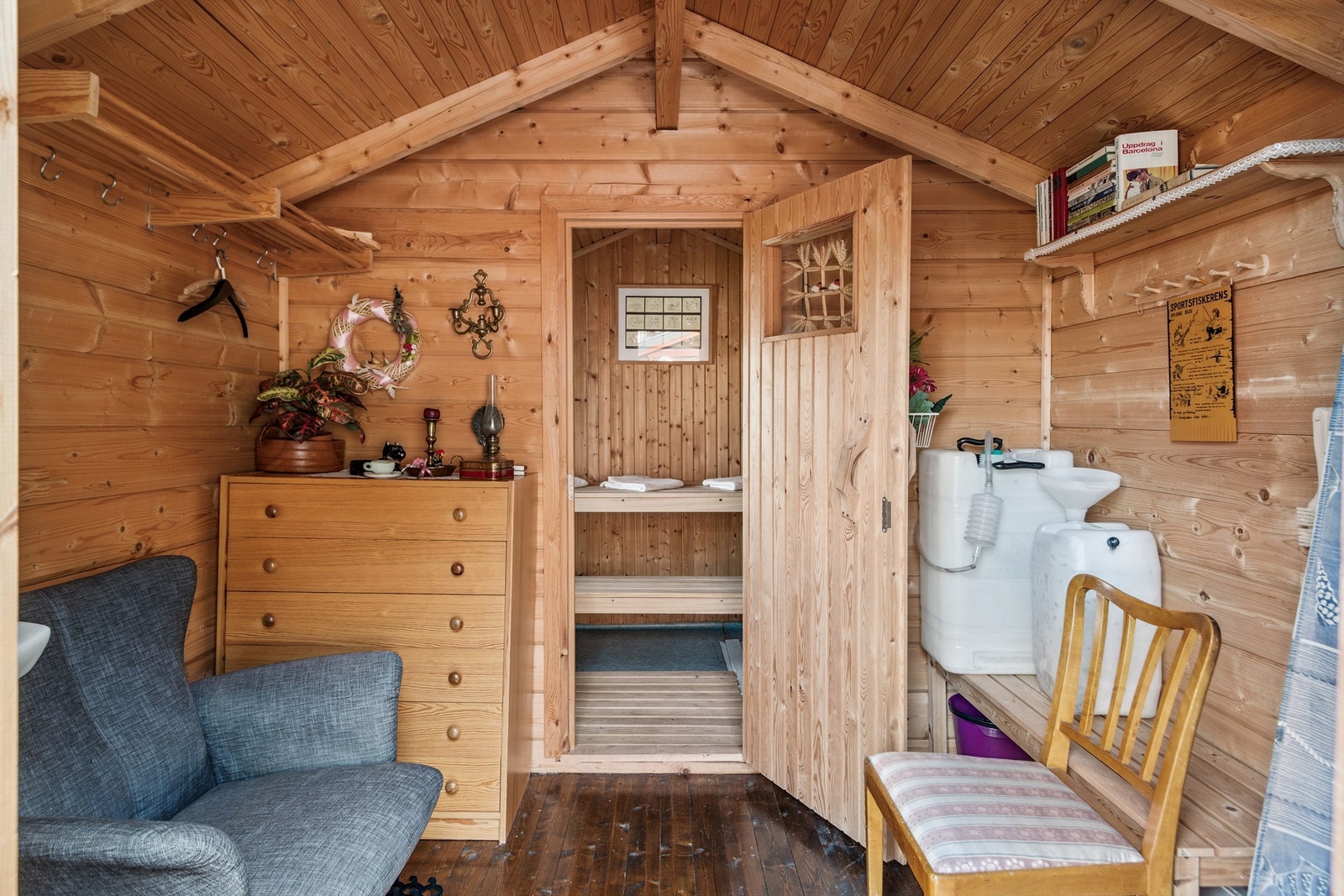 Innredet med et dusj-/oppholdsrom med badstue innenfor. Galleribilde