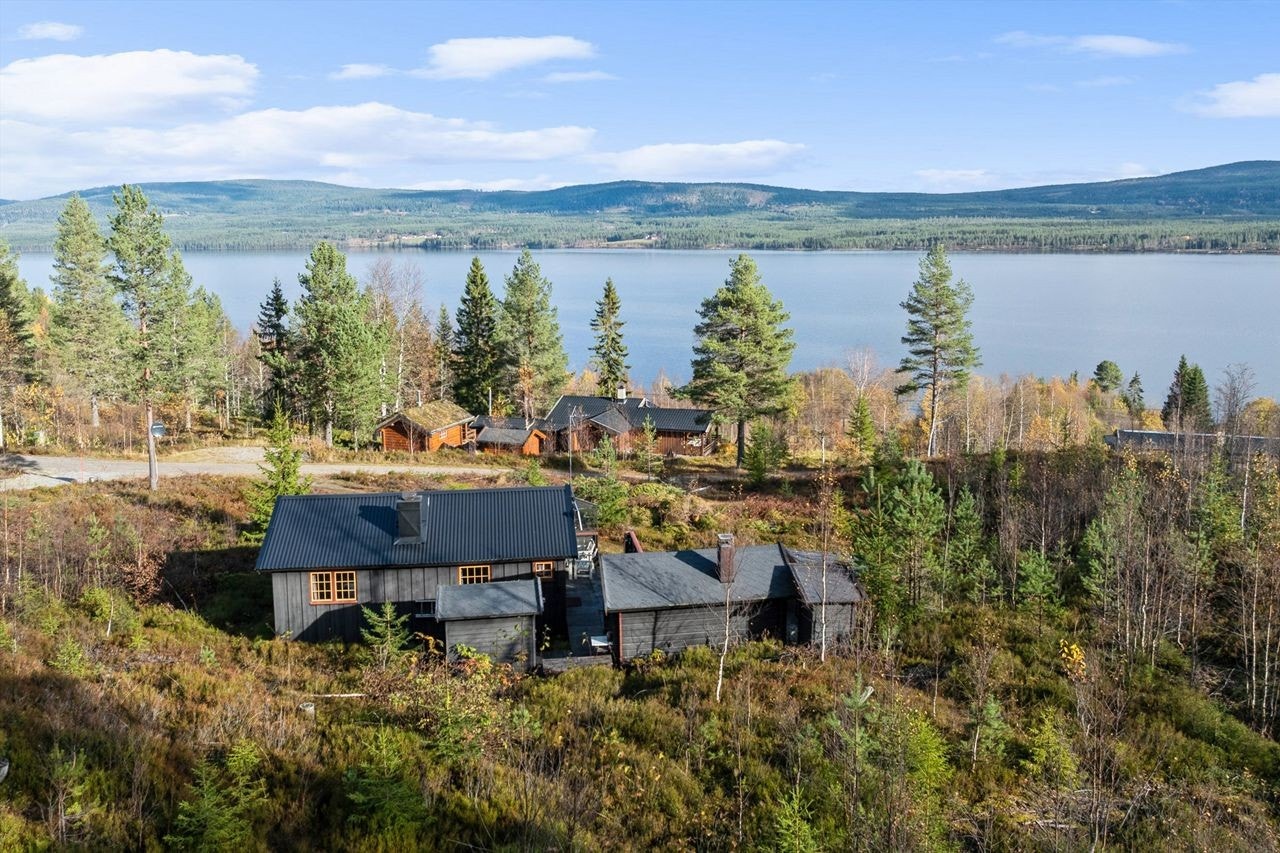 Beliggenheten gir en flott utsikt over Osensjøen og de omkringliggende åsene. Lyngbakken Hyttefelt har satt i gang arbeid med badestrand, flytebrygge og grillplass til felles bruk for hytteeierne. Galleribilde