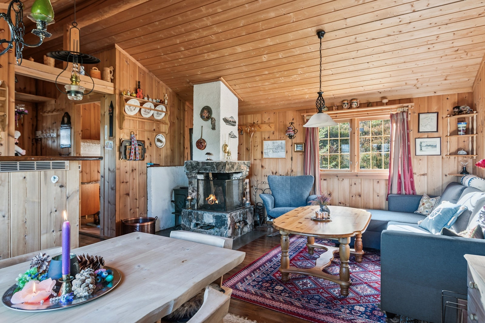 Stua er hyttas sosiale samlingspunkt, med åpen kjøkkenløsning. Galleribilde