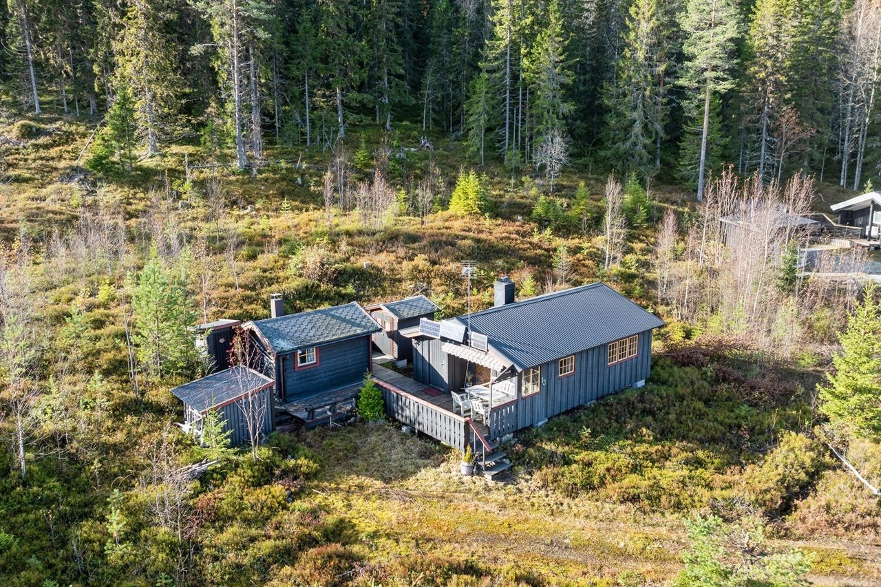 Eiendommen ligger usjenert til, omkranset av skog og skjønn natur. Det må påregnes en del vedlikehold av bygningene. Galleribilde