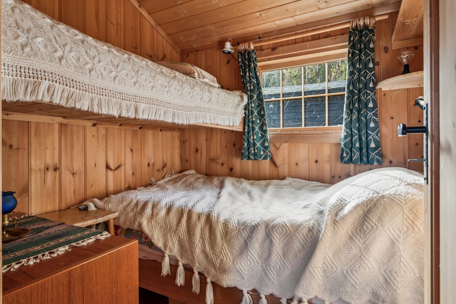 Hytta har to soverom. Dette rommet er innredet med praktiske køyesenger. Galleribilde