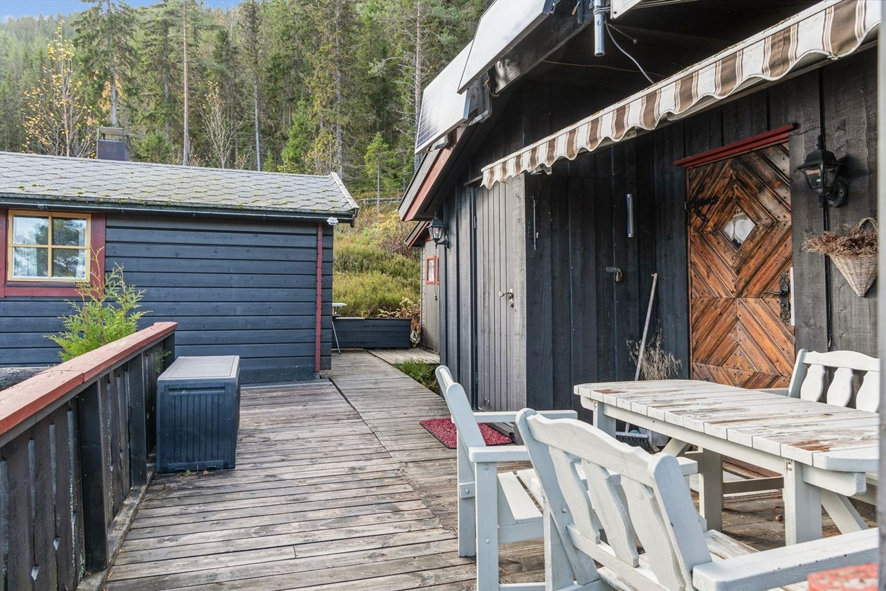 Terrassegulv forbinder hytta med anneks og uthus. Det er behov for vedlikehold av gulv og rekkverk. Galleribilde