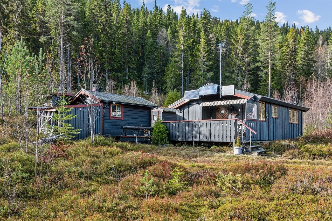 Hyttetun bestående av hovedhytte, anneks, uthus, utedo og vedskjul fra 1977. Galleribilde