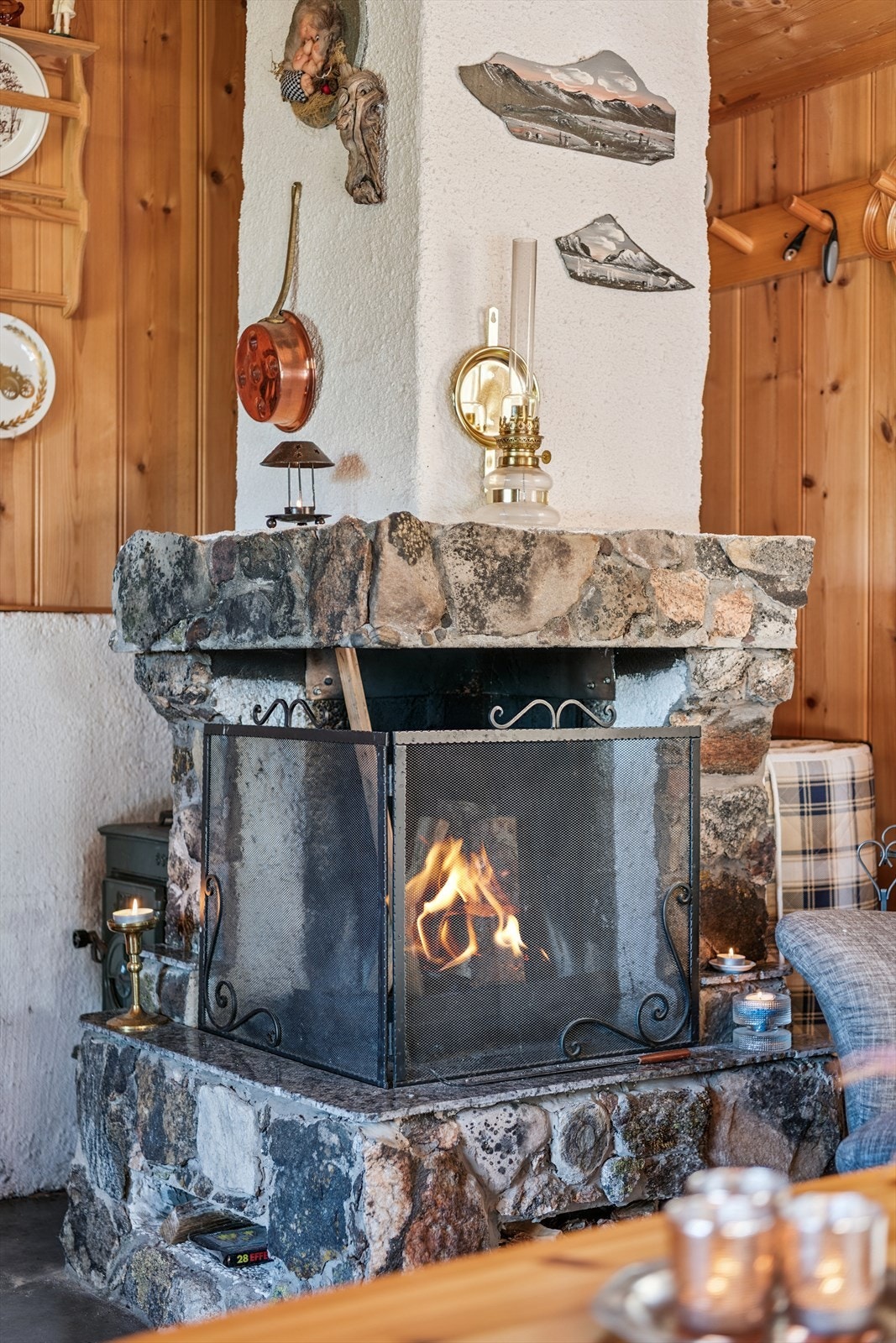Den åpne peisen med murt omramming gir både varme og stemning. Galleribilde